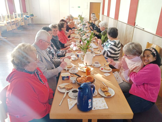 Das Foto zeigt die an der Frühstückstafel im Gemeindeheim sitzenden Gäste