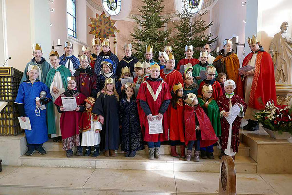 Gruppenbild auf Altarstufen