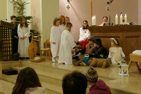 Die Engel informieren die Hirten über Jesu´ Geburt