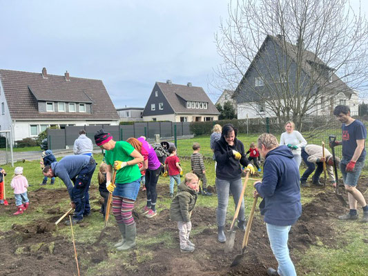 Viele fleißige Hände beim Umgraben der Wiese