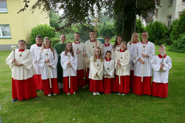 Die "vereinigten" Messdiener aus St. Josef und St. Peter und Paul zusammen mit Pfr. Schmitz