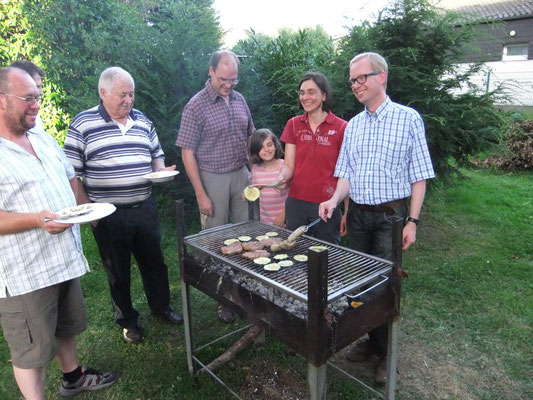 Beim Grillen in Pastors Garten 2012