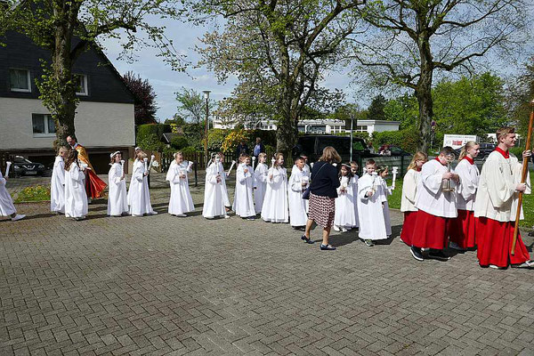 Erstkommunionkinder werden zur Kirche geführt