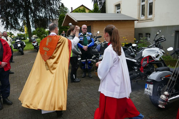 Segnung der Motorräder auf dem Kirchplatz