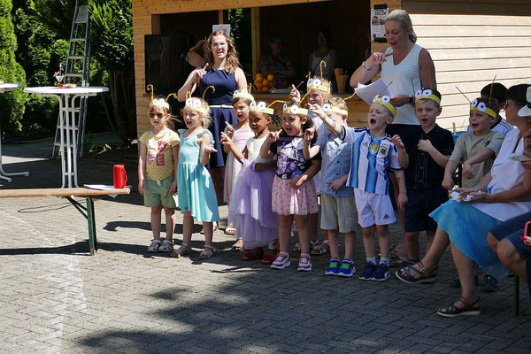 Kindergartenkinder eröffnen mit Singspielen das Gemeindefest