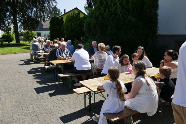 Während des Imbisses nach der Fronleichnamsfeier