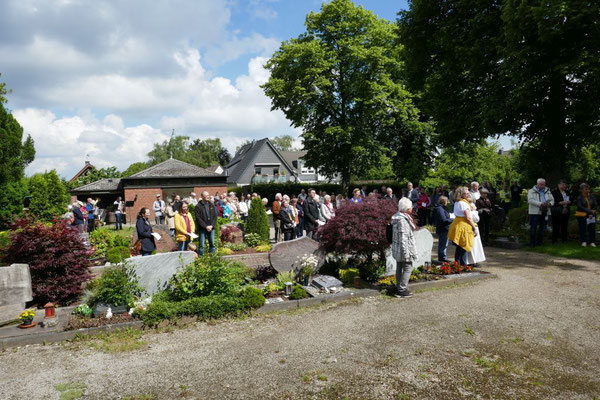 Gläubige auf dem Friedhof