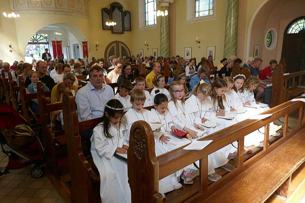 Erstkommunionkinder zu Beginn der Hl. Messe in der Kirche