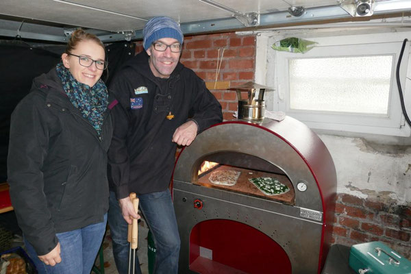 Die Pfadfinder-Flammkuchenspezialisten im Ausweichquartier - die zuvor aufgebaute Kote hat der Wind hinweggeweht