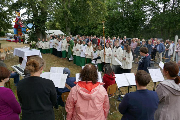 18 Messdiener bei der Festmesse am Gemeindefest 2019