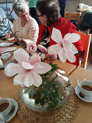 Herrliche Blumenarrangements aus dem Garten zierten die Tischreihe