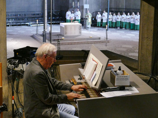 Karl Josef Nüschen an der Orgel