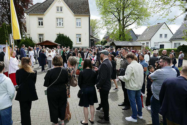 Nach der Hl. Messe Gratulationen auf dem Kirchplatz