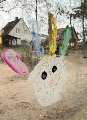 Foto zeigt Karnevalsdekoration im Außengelände
