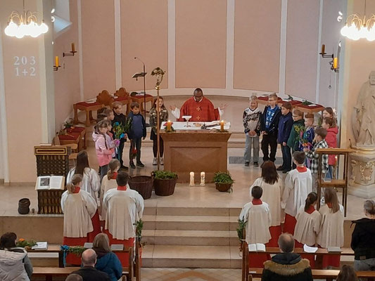 Erstkommunionkinder beim Vaterunser am Altar