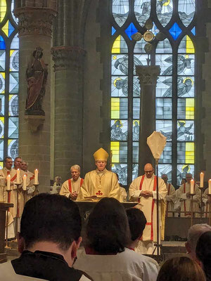Bischof Overbeck zelebriert die Hl. Messe