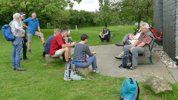 Pause an der Windrather Kapelle