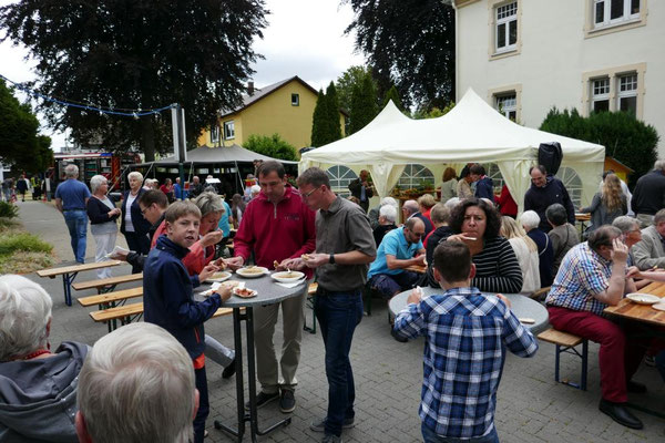 Erbsensuppe und Bratwurst