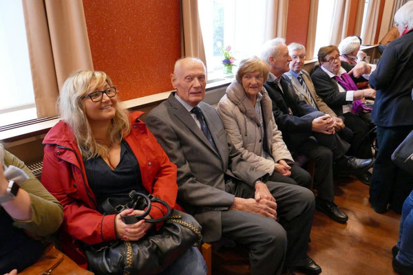 Gespräche vor den Reden der Offiziellen