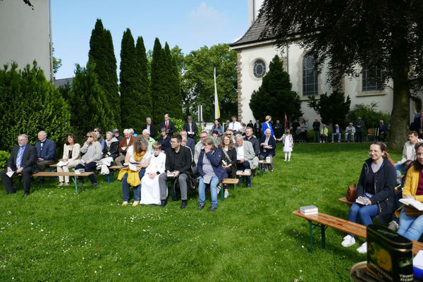 Gläubige auf der Kirchwiese in "Pators Garten"