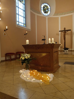Altar mit 22 entzündeten Teelichten im Gedenken an die 22 im zurückliegenden Jahr verstorbenen Gemeindemitglieder