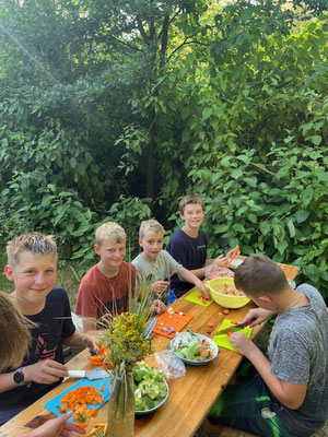 Beim Zubereiten des Essens im Sommerlager