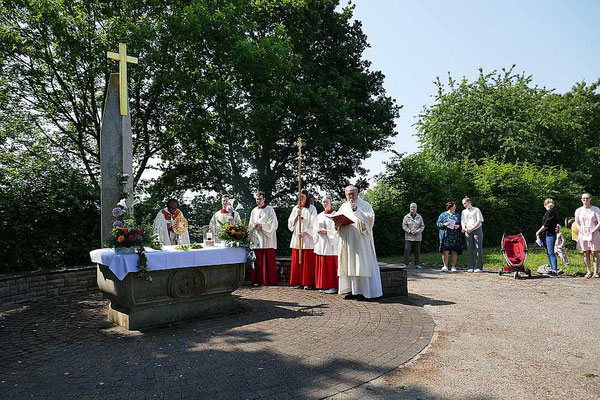 Diakon Thomas Becker spricht Gebete