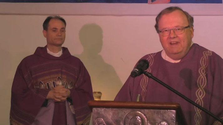 Pfarrer Holger Schmitz und Diakon Thomas Becker am Altar