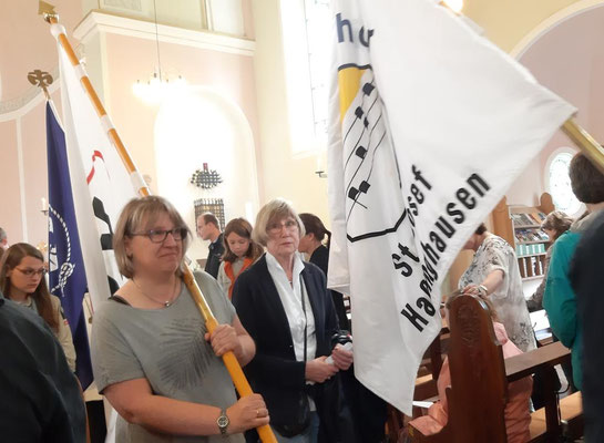 Bannerabordnungen der kfd, des Kirchenchores und der Pfadfinder