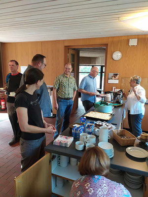 Gespräche bei der Kaffee- und Kuchenausgabe