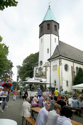 Festplatzausschnitt mit Kirche