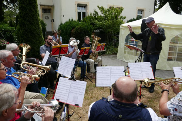 Zum Mittagskonzert spielt der Posaunenchor der ev. Schwestergemeinde