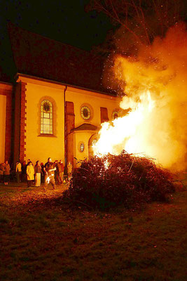 Hell loderendes Osterfeuer