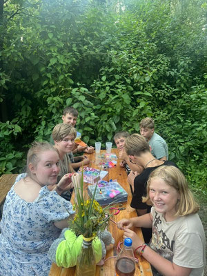 Beim Zubereiten des Essens im Sommerlager