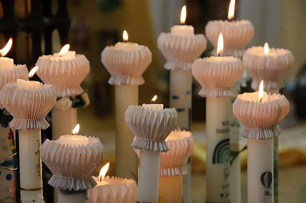 Kerzen der Kommunionkinder