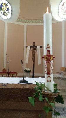 Im Altarraum von St. Josef mit Osterkerze 2020