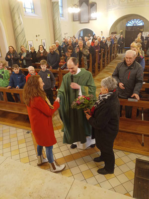 Pfarrer Holger Schmitz gratuliert Frau Euteneuer zum 25-jährigen Dienstjubiläum