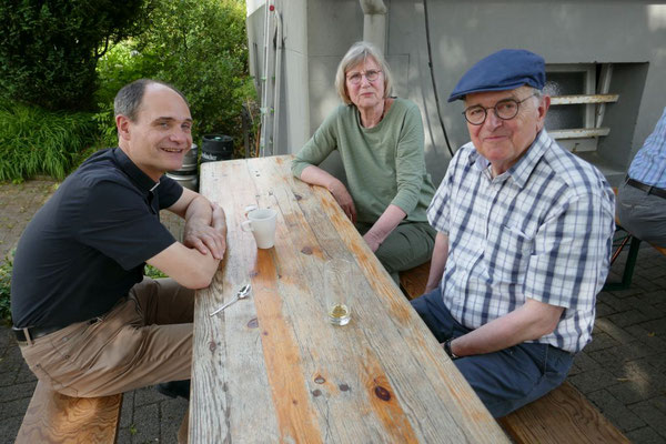 Gäste im Gespräch mit Pfr. Schmitz