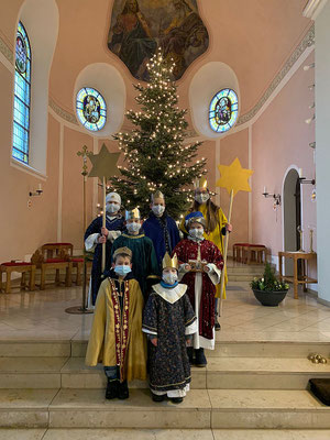 In der Kirche unter dem Weihnachtsbaum