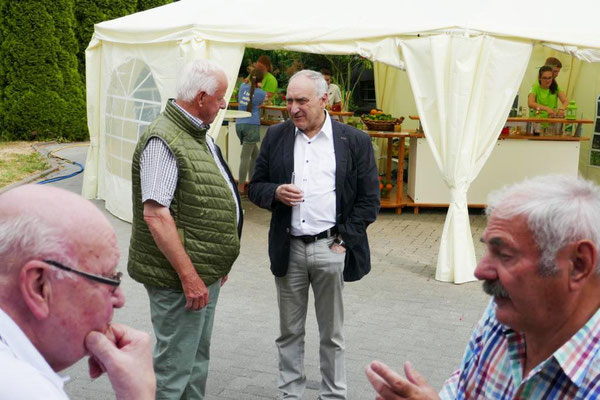Unser ehemaliger Bürgermeister Dr. Klaus Walterscheid (in der Mitte rechts) im Gespräch mit Wilh. Schmidt