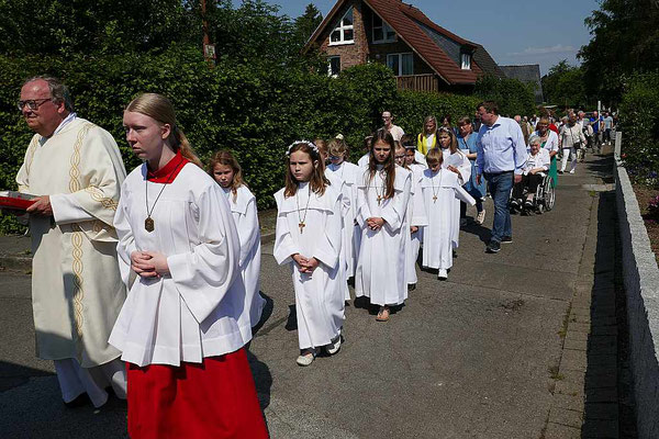 Kommunionkinder in der Prozession