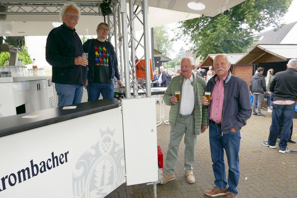 Gäste am Bierstand
