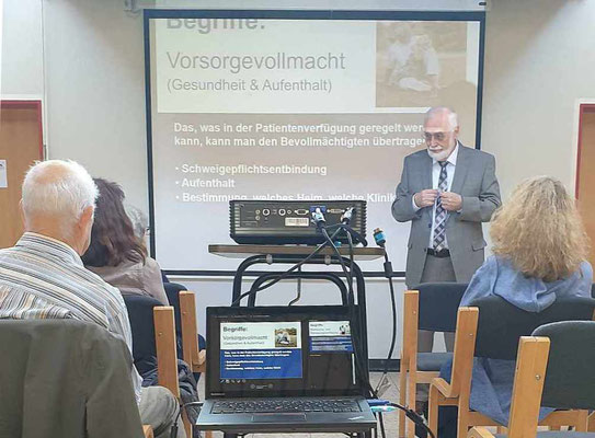 Hubertus Mayer aus St. Josef spricht im Workshop über die Vorsorgevollmacht
