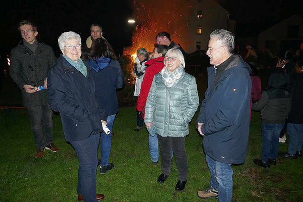 Gespräche am wärmenden Feuer