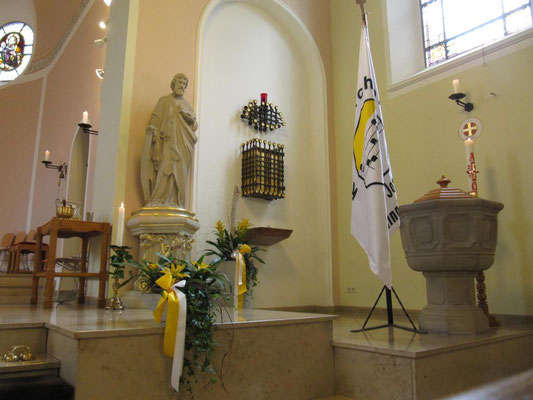 Josefsfigur, Tabernakel und Taufbrunnen