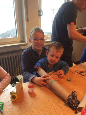Große Schwester hilft kleinerem Bruder