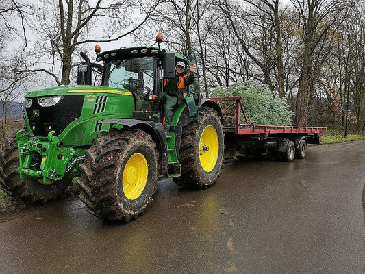 Freudiger Gruß vom Traktor aus