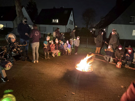 Beim "feurigen" Abschluss mit Kakao, Kinderpunsch, leckeren Brezeln und Hot Dogs auf dem Kirchplatz