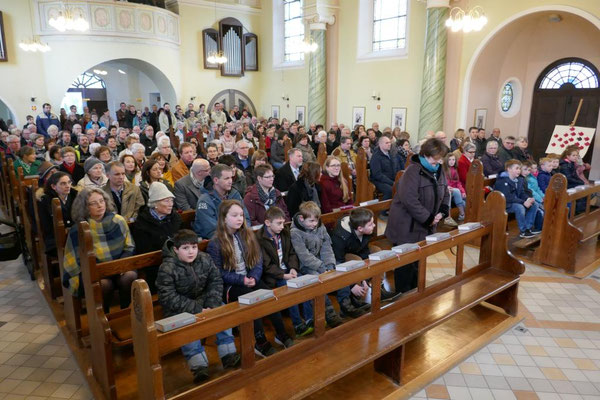 Gläubige beim Festgottesdienst