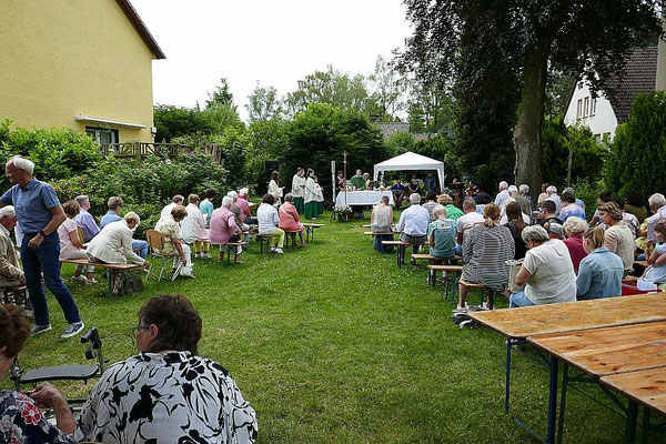 Sonntags-Festmesse auf der Kirchwiese